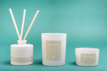 Load image into Gallery viewer, Wxy Bed Candle Warm Musk, Black Vanilla, White Flowers & Soft Linen
